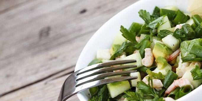 Groentesalade moet vaak in het dieet aanwezig zijn om af te vallen