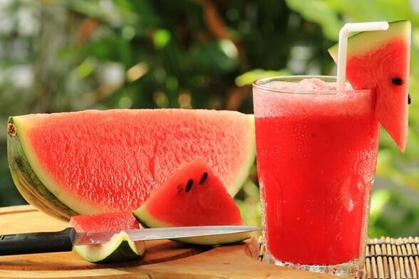 Watermeloen is goed voor het menselijk lichaam, maar moet met mate worden geconsumeerd. 