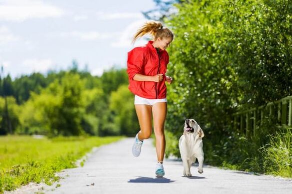 Het is raadzaam om een ​​reeks oefeningen om af te vallen te starten met joggen in het park. 